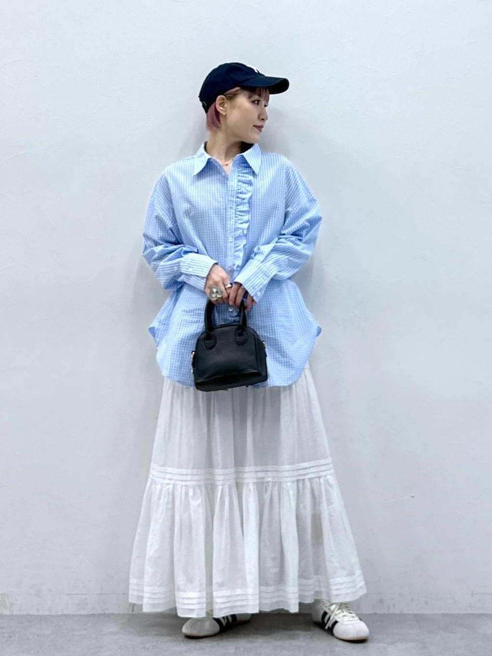 「春めき満開コーデ」｜「RAGEBLUEの＜adidas/アディダス＞TOKYO W /アディダス トーキョー W（スニーカー、ホワイト系）」を使った、たけおさん（レディース・157cm）の冬コーディネートの2枚目の写真