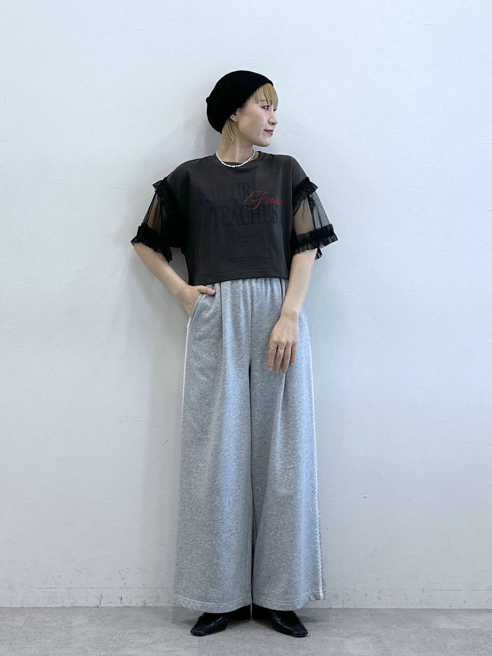 グレー系のスウェットパンツ、グレー系のTシャツ/カットソー、ブラック系のニットキャップ/ビーニーを着用したレディースの夏コーディネートの4枚目の写真