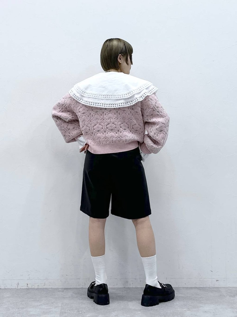 ブラック系のローファー、ホワイト系のシャツ/ブラウス、ピンク系のニット/セーターを着用したレディースの冬コーディネートの5枚目の写真