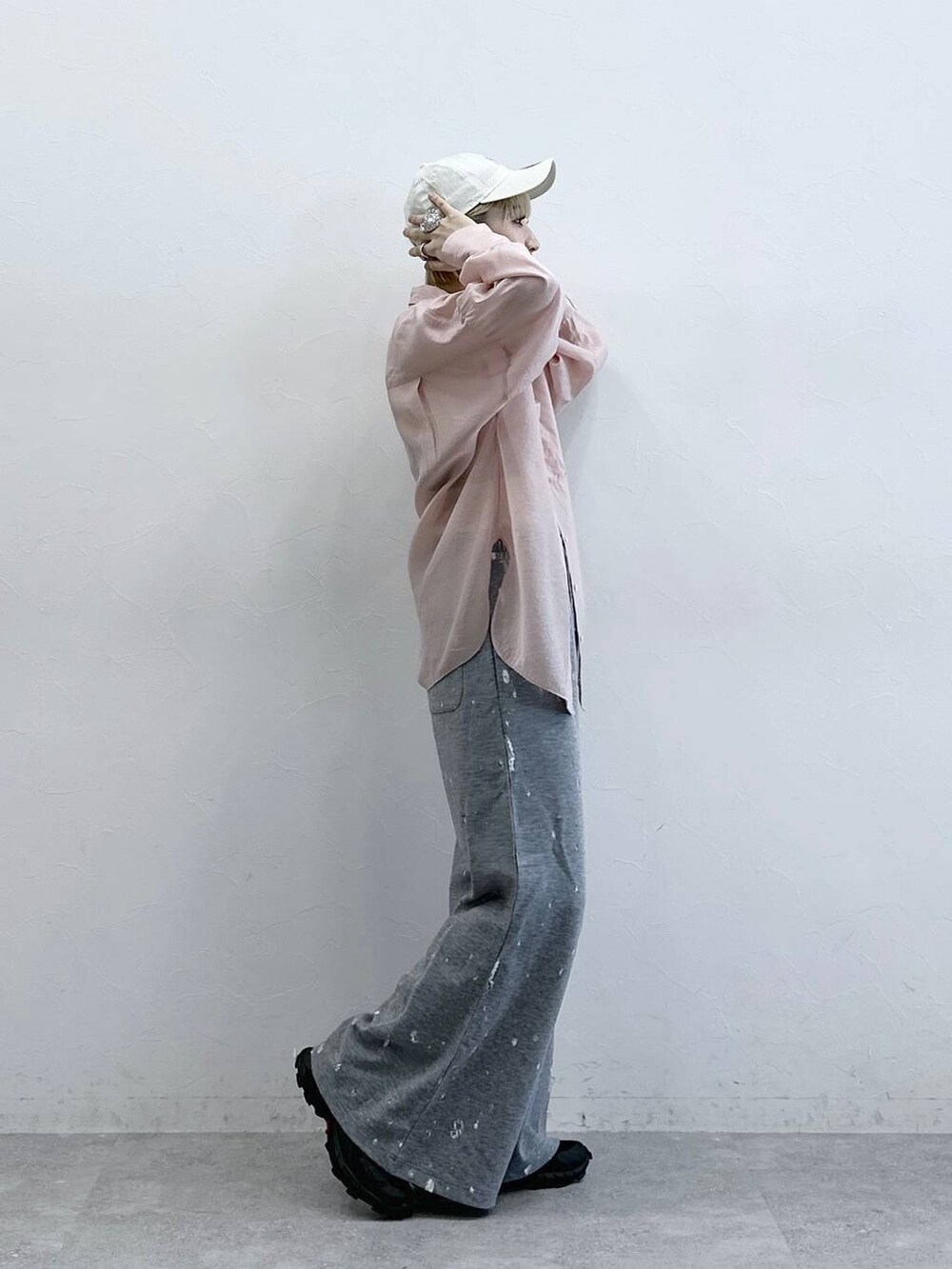 ピンク系のシャツ/ブラウス、グレー系のスウェットパンツ、ホワイト系のキャップを着用したレディースの春コーディネートの4枚目の写真