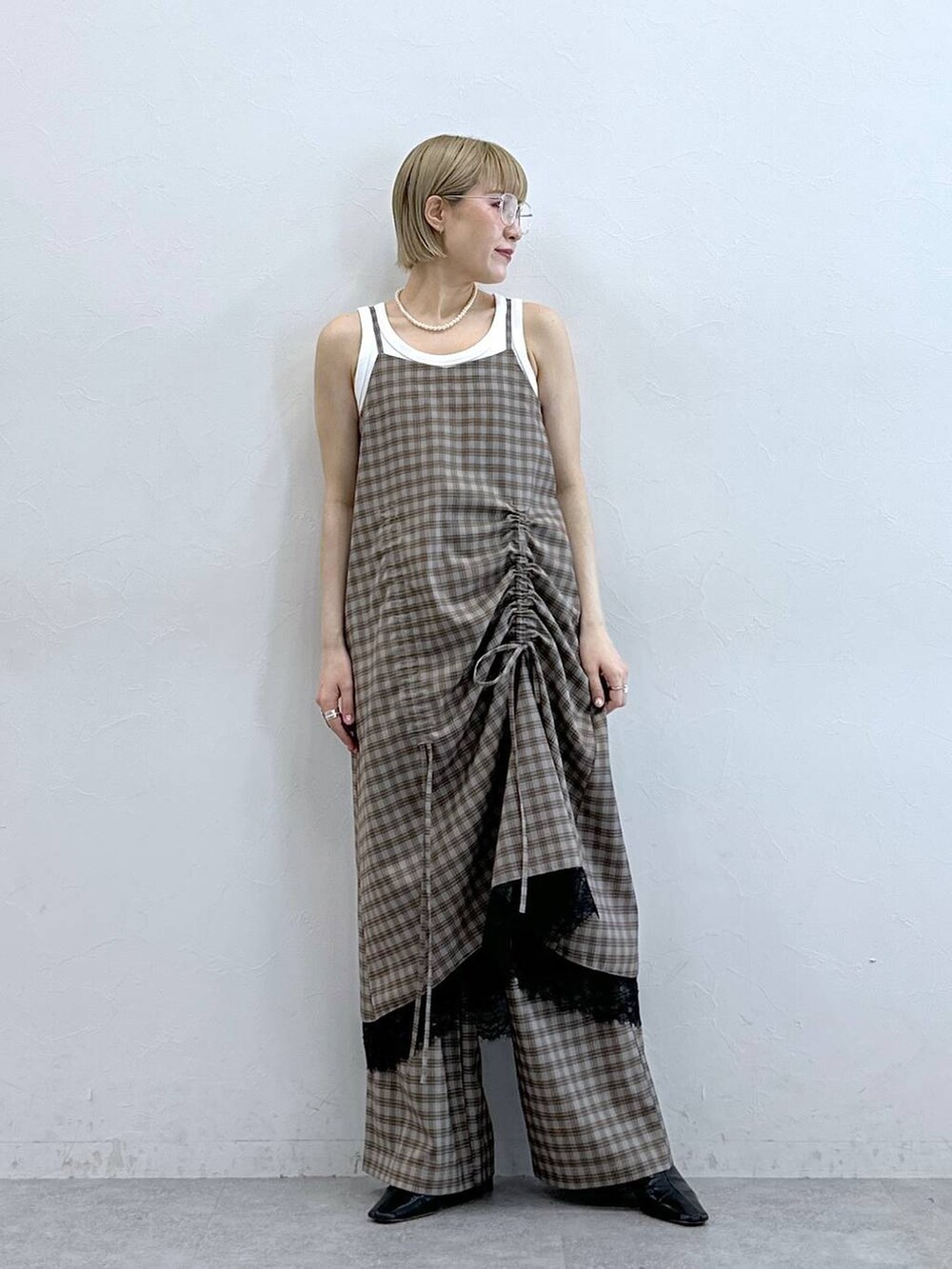 ホワイト系のタンクトップ、グレー系のワンピース、グレー系のスラックスを着用したレディースの夏コーディネートの2枚目の写真