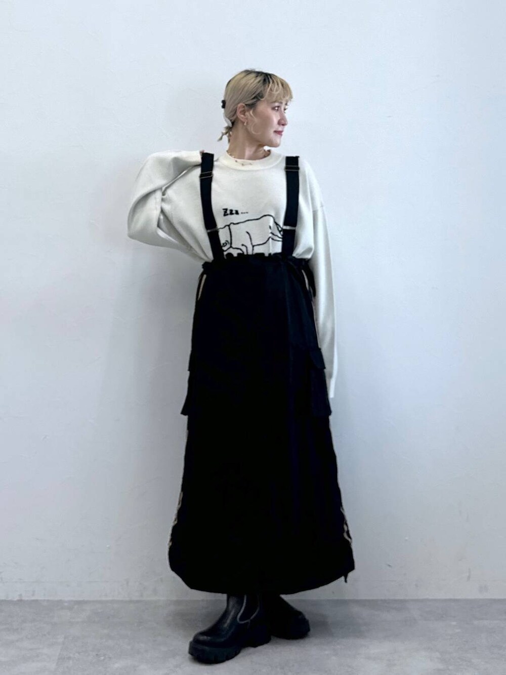 ブラック系のブーツ、その他のヘアピンを着用したレディースの秋コーディネートの3枚目の写真