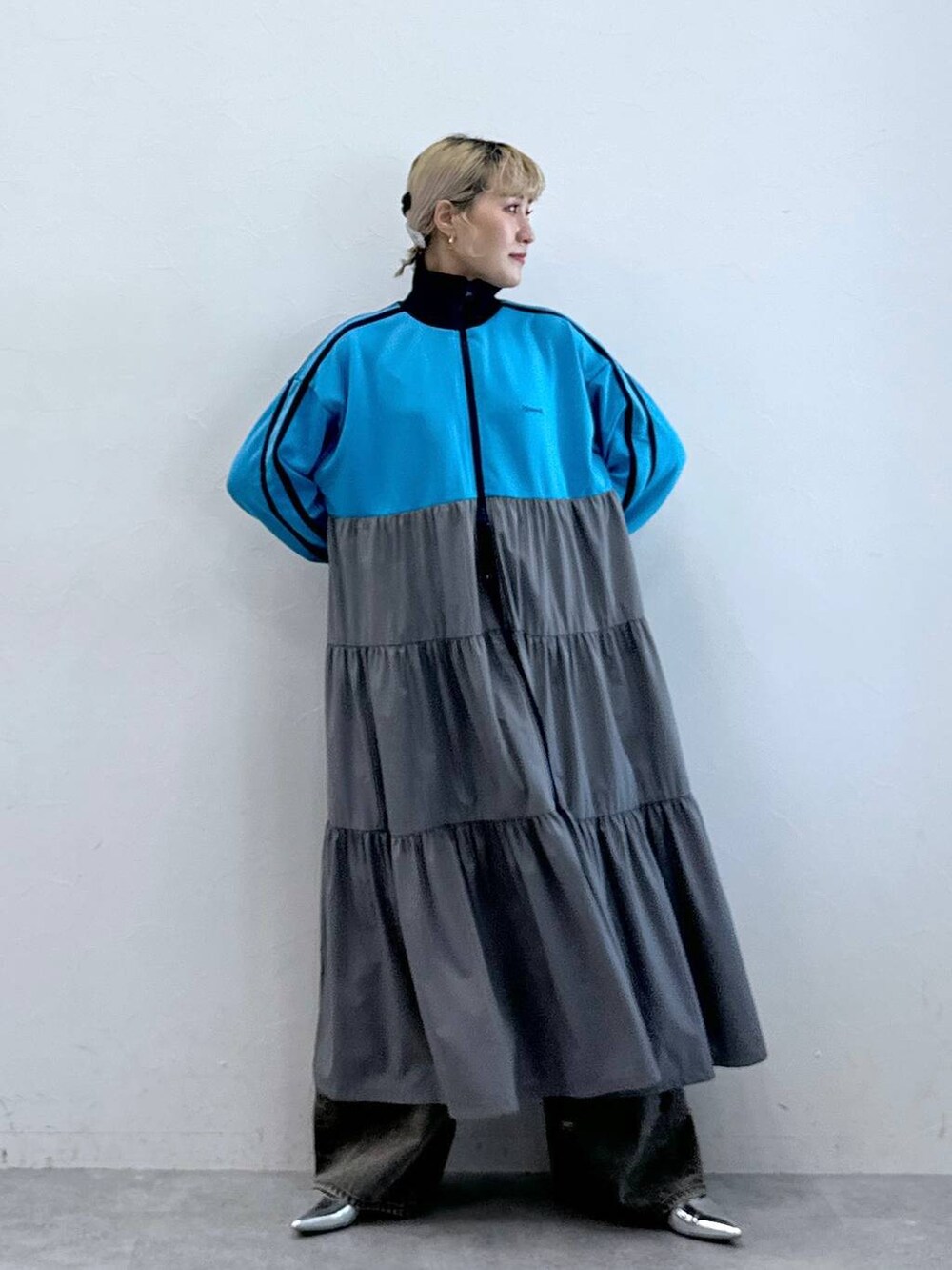 シルバー系のパンプス、ブラック系のデニムパンツ、その他のヘアピンを着用したレディースの秋コーディネートの2枚目の写真