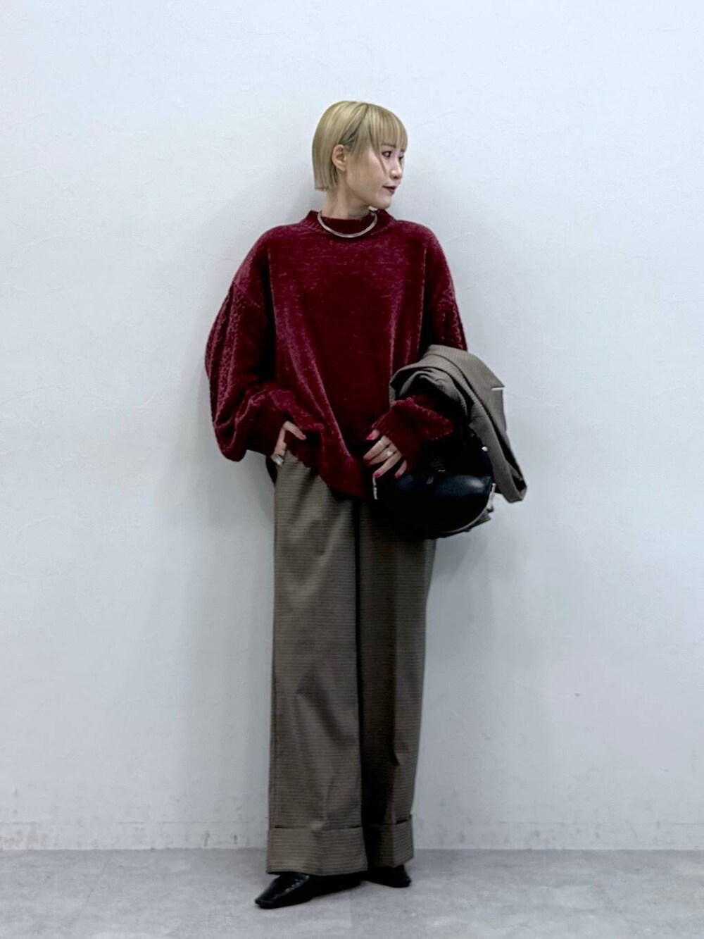 レッド系のTシャツ/カットソー、ブラウン系のスラックス、ブラウン系のテーラードジャケットを着用したレディースの秋コーディネートの2枚目の写真