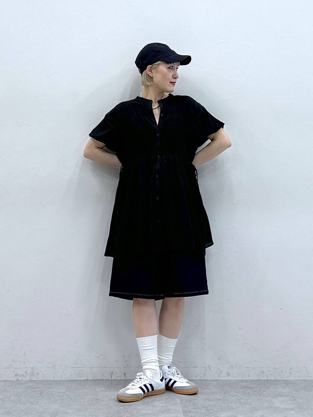 ブラック系のシャツ/ブラウス、ブルー系のデニムパンツを着用したレディースの夏コーディネートの6枚目の写真