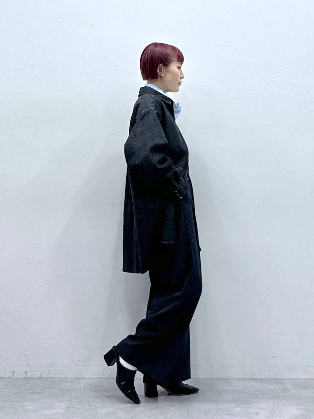 ブラック系のシャツ/ブラウス、ブルー系のスラックス、ブルー系のシャツ/ブラウスを着用したレディースの春コーディネートの5枚目の写真