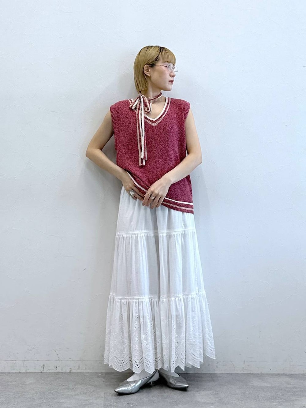 「RAGEBLUEのファンシーヤーンニットベスト（ニット/セーター、その他）」を使った、たけおさん（レディース・157cm）の夏コーディネートの2枚目の写真