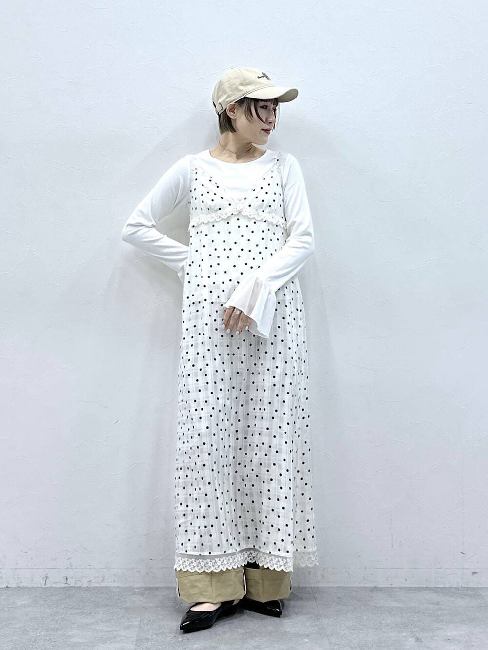 ブラック系のパンプス、ベージュ系のチノパンツ、ホワイト系のTシャツ/カットソーを着用したレディースの冬コーディネートの3枚目の写真