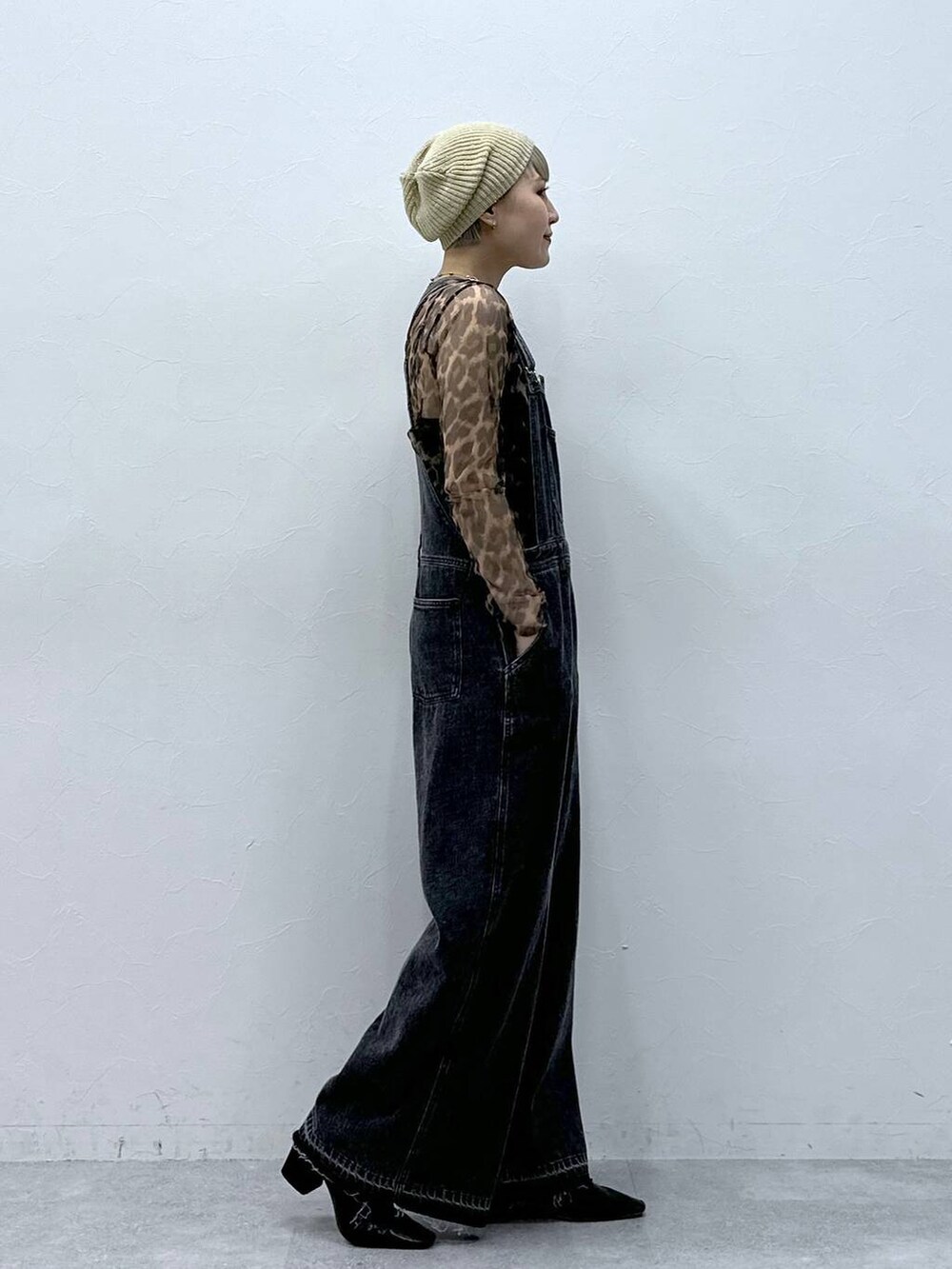 その他のTシャツ/カットソー、ブラック系のサロペット/オーバーオール、ベージュ系のハンチング/ベレー帽を着用したレディースの秋コーディネートの4枚目の写真