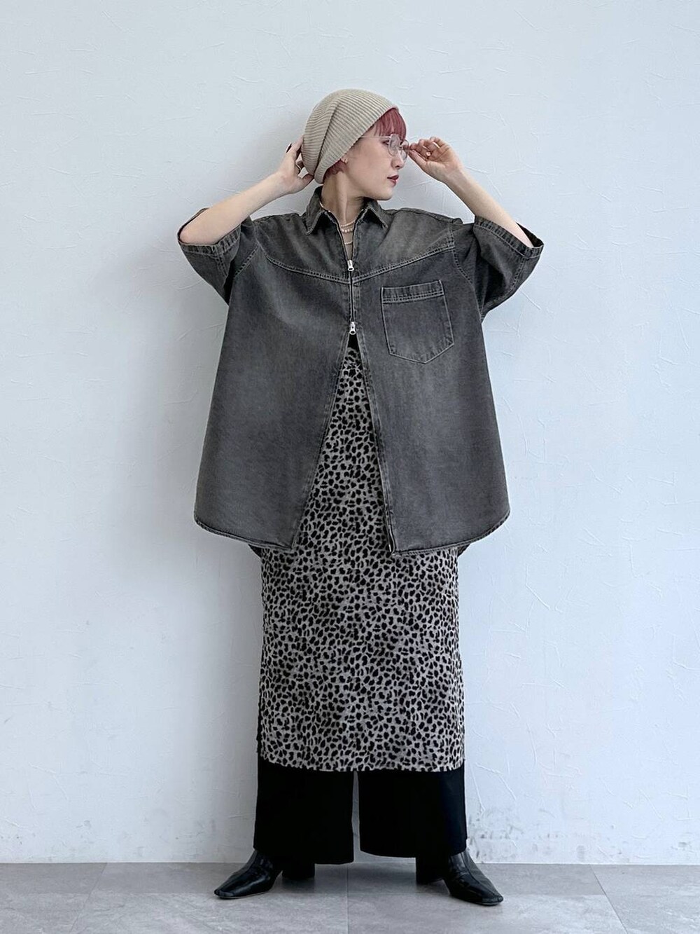 ブラック系のスラックス、ベージュ系のスカート、ブラウン系のシャツ/ブラウスを着用したレディースの春コーディネートの3枚目の写真