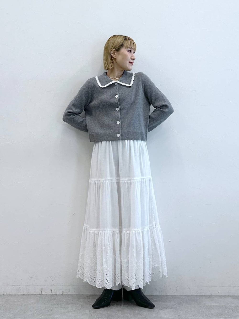 「RAGEBLUEのクロシェカラーショートニットカーディガン（ニット/セーター、グレー系）」を使った、たけおさん（レディース・157cm）の夏コーディネートの5枚目の写真
