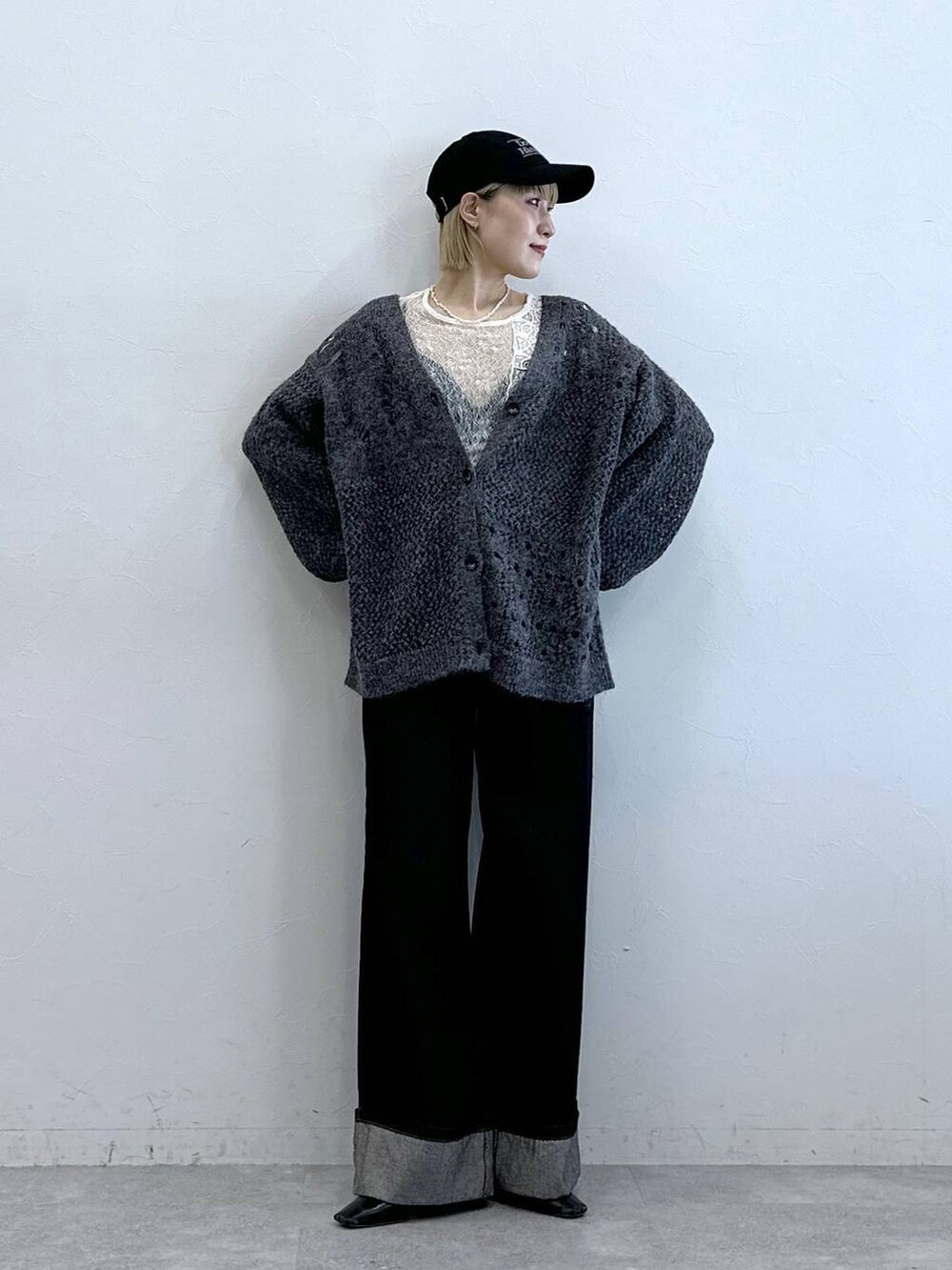 グレー系のカーディガン/ボレロ、ブラック系のデニムパンツ、ホワイト系のTシャツ/カットソーを着用したレディースの夏コーディネートの4枚目の写真