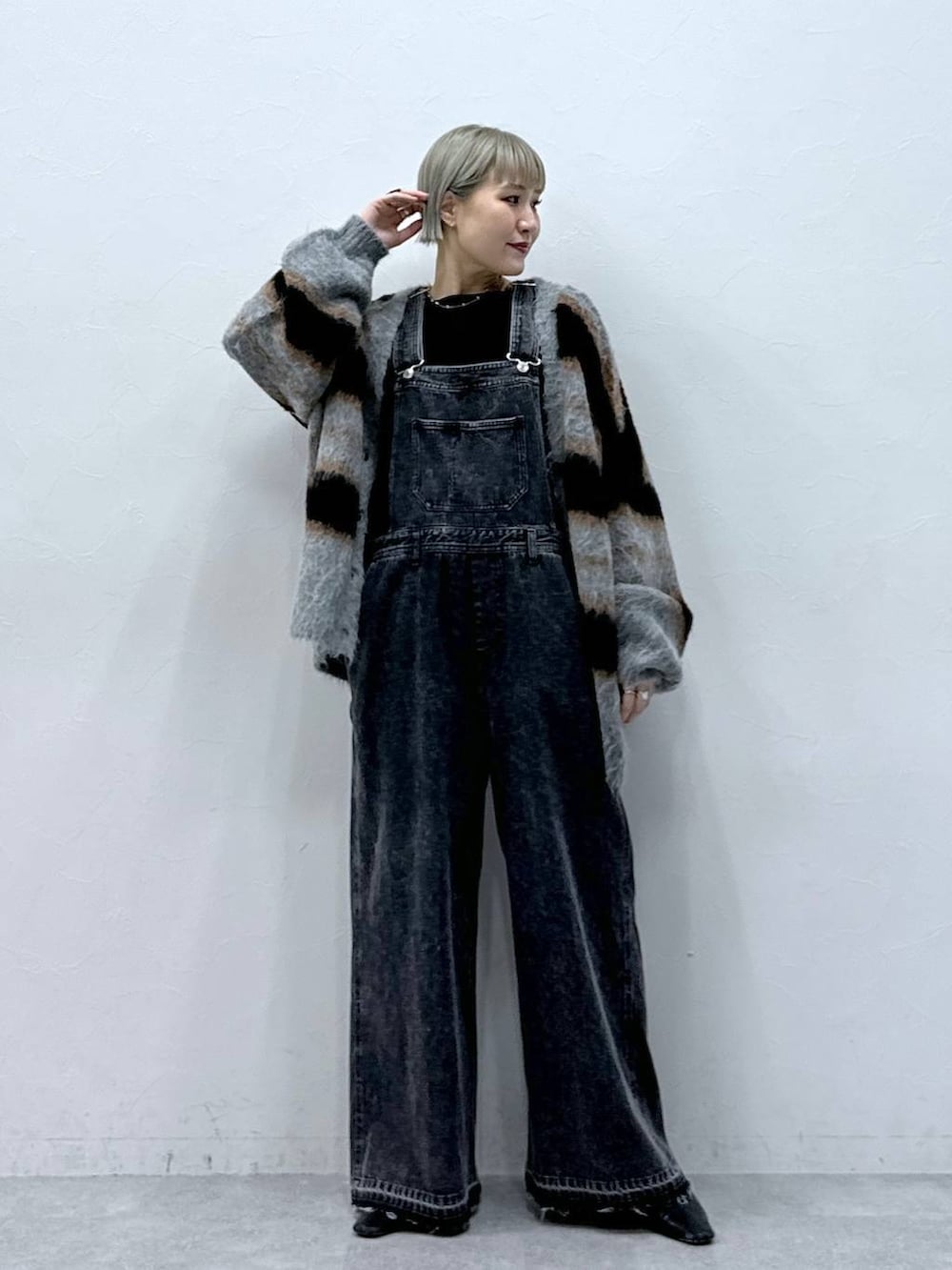 ブラック系のTシャツ/カットソー、ブラック系のカーディガン/ボレロ、ブラック系のサロペット/オーバーオールを着用したレディースの秋コーディネートの7枚目の写真