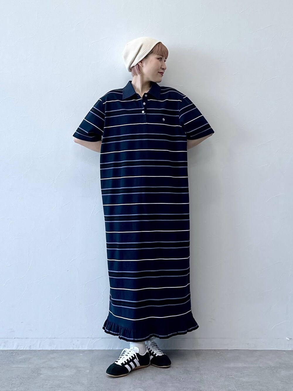 ブルー系のワンピースを着用したレディースの春コーディネートの3枚目の写真