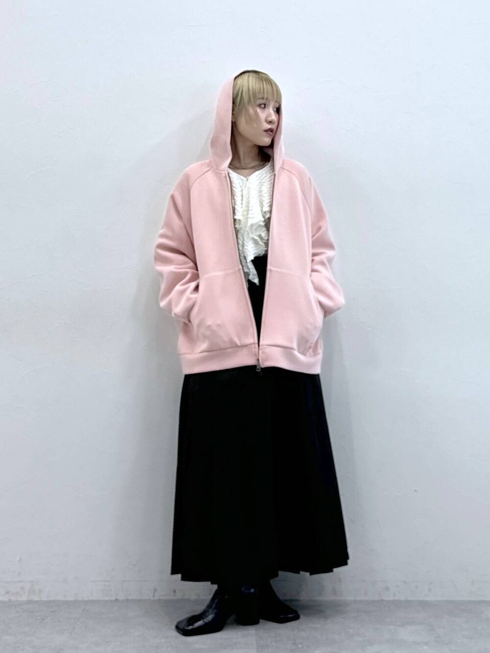 ブラウン系のスカート、ホワイト系のシャツ/ブラウス、その他のパーカーを着用したレディースの秋コーディネートの3枚目の写真