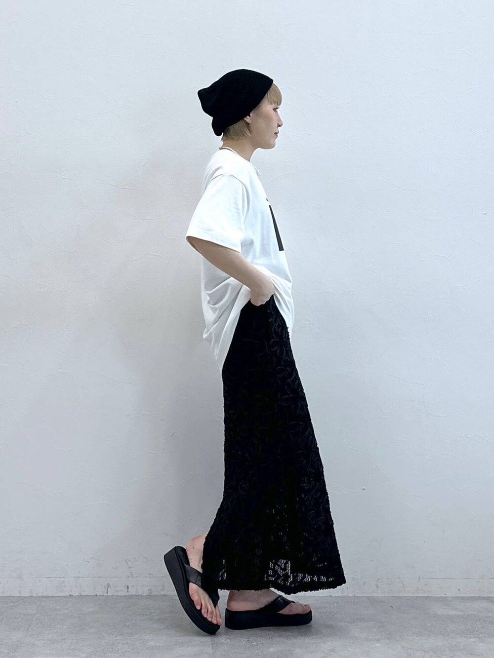 ブラック系のスカート、ブラック系のニットキャップ/ビーニーを着用したレディースの夏コーディネートの4枚目の写真