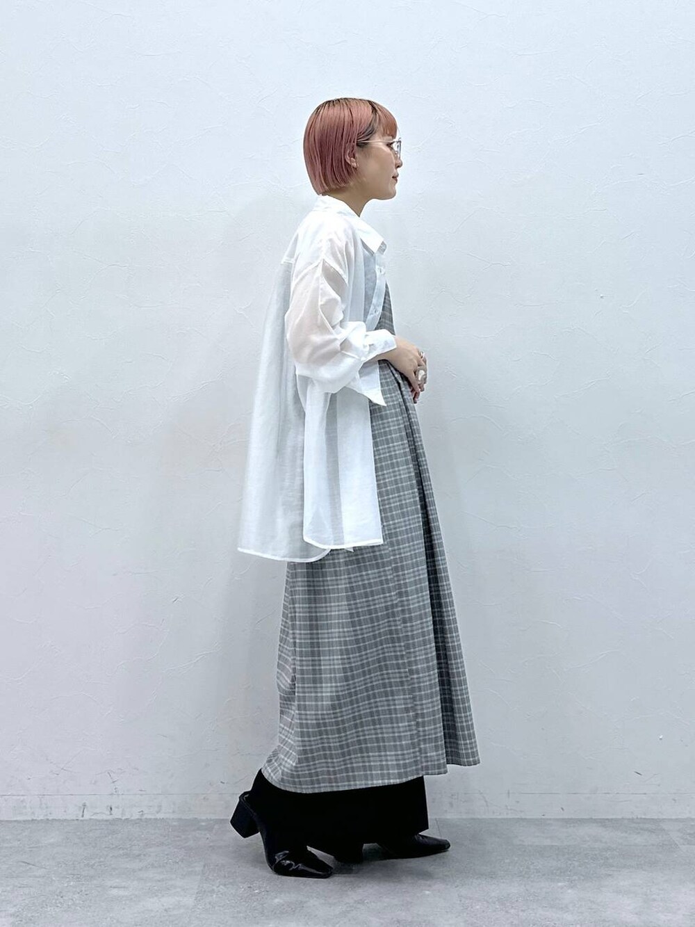 ホワイト系のシャツ/ブラウス、グレー系のワンピース、ブラック系のスラックスを着用したレディースの春コーディネートの5枚目の写真