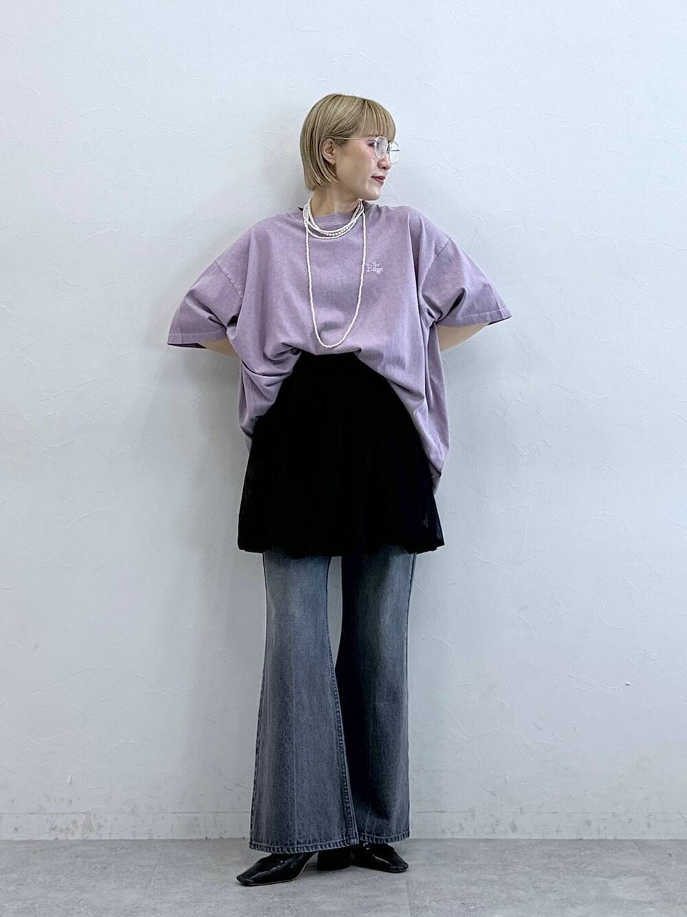ピンク系のTシャツ/カットソー、グレー系のデニムパンツ、ブラック系のスカートを着用したレディースの夏コーディネートの3枚目の写真