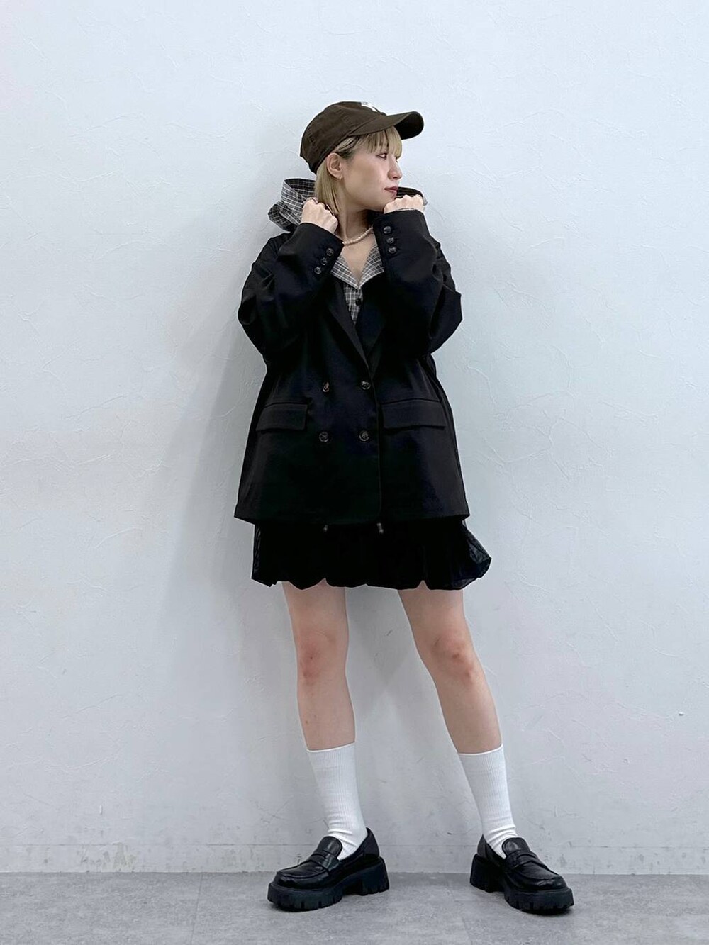 ブラック系のローファー、ブラック系のスカート、グレー系のシャツ/ブラウスを着用したレディースの秋コーディネートの4枚目の写真