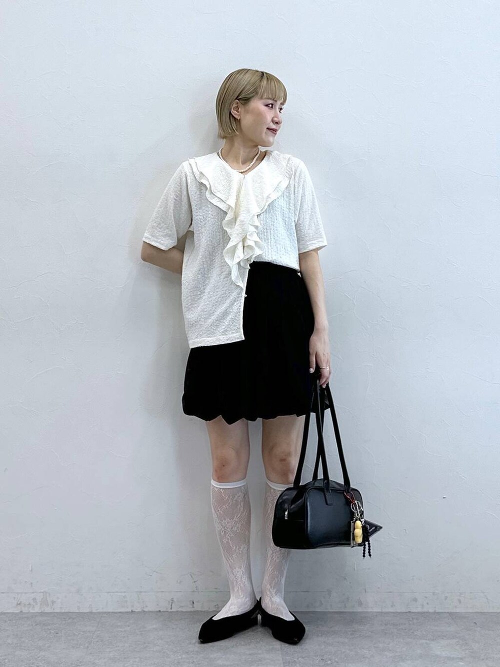 ホワイト系のシャツ/ブラウス、ブラック系のスカートを着用したレディースの夏コーディネートの2枚目の写真