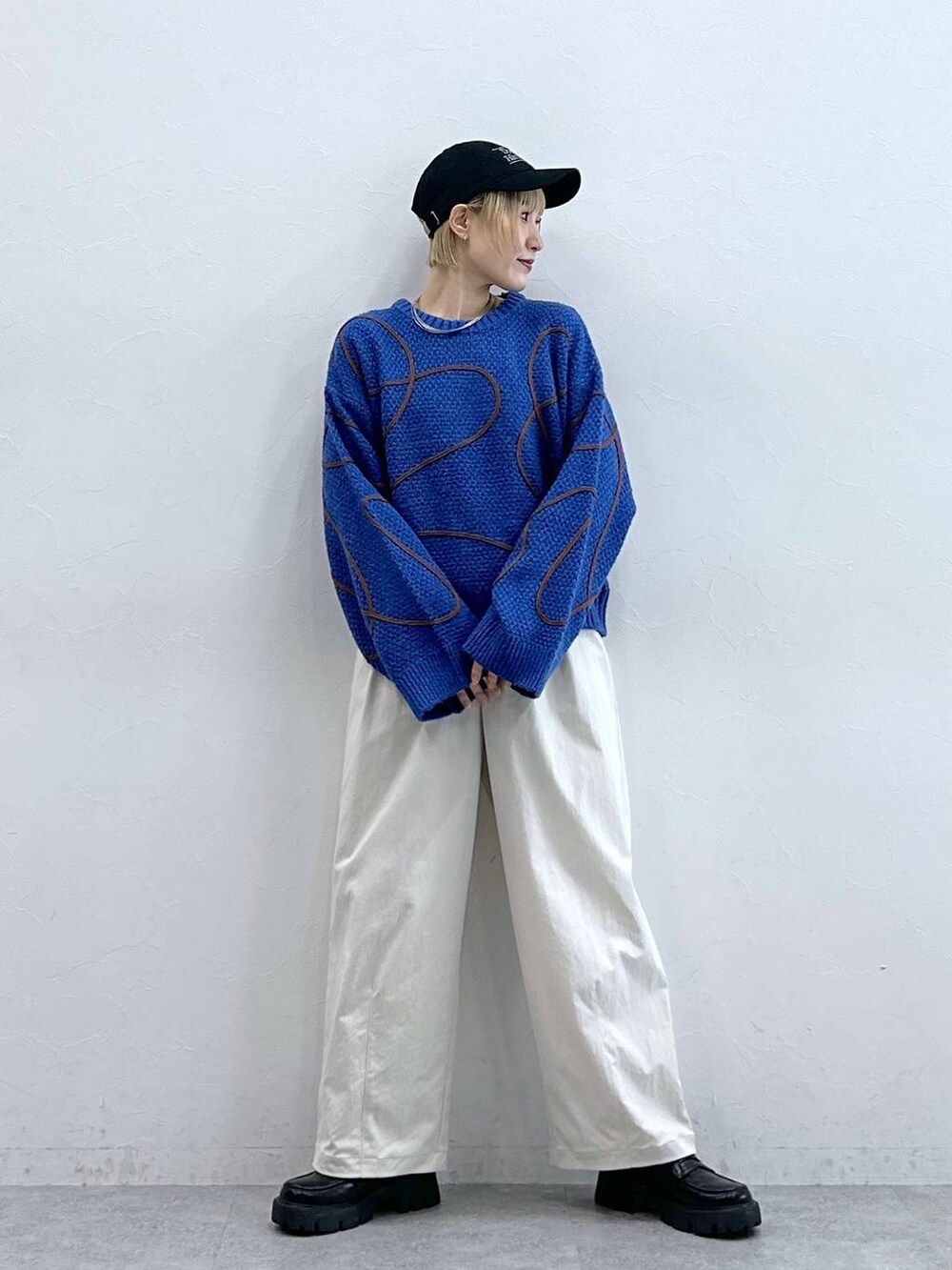 ブラック系のローファー、ホワイト系のTシャツ/カットソー、ホワイト系のチノパンツを着用したレディースの秋コーディネートの4枚目の写真