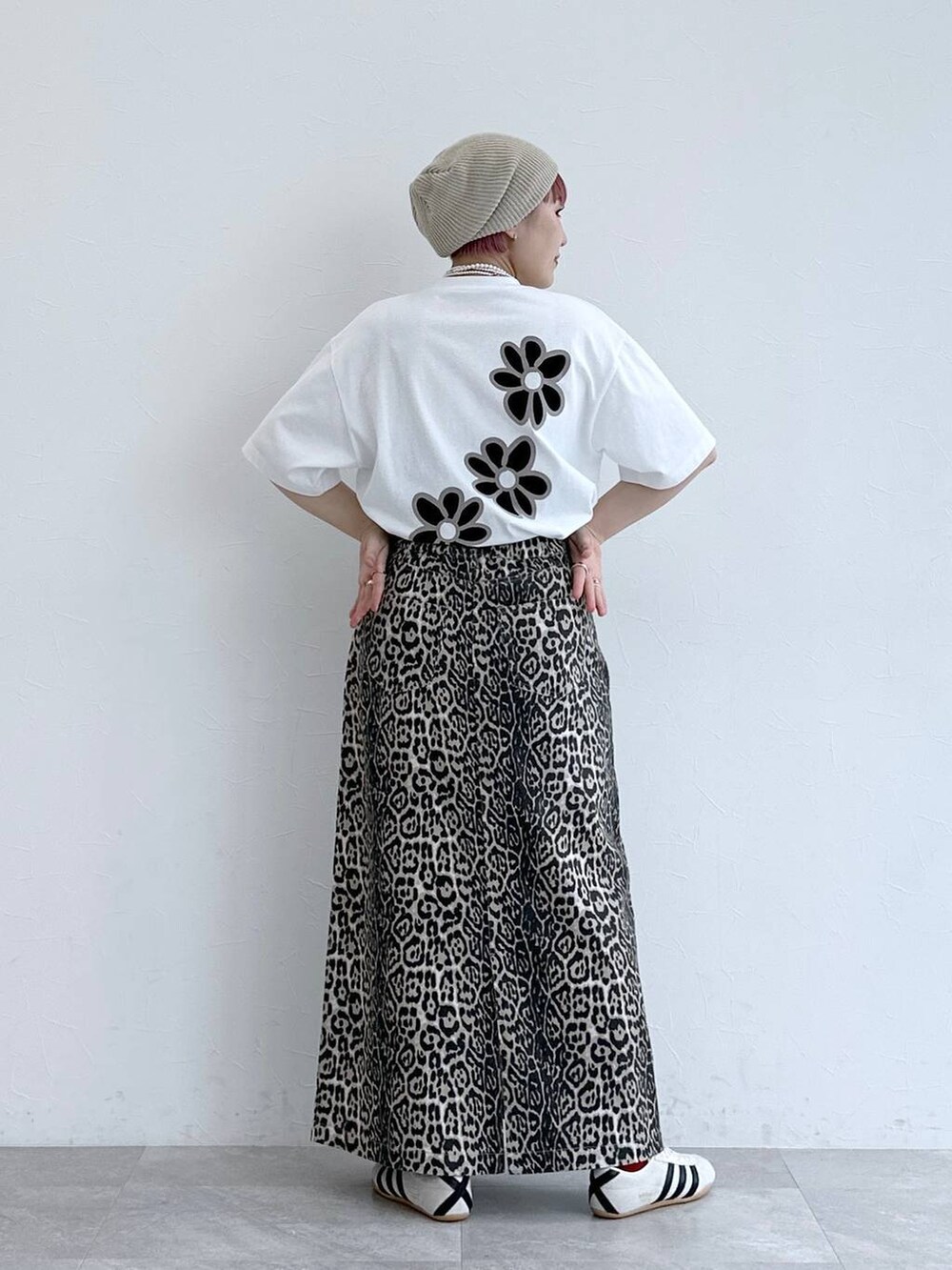 ホワイト系のスニーカー、その他のスカート、ホワイト系のTシャツ/カットソーを着用したレディースの春コーディネートの5枚目の写真