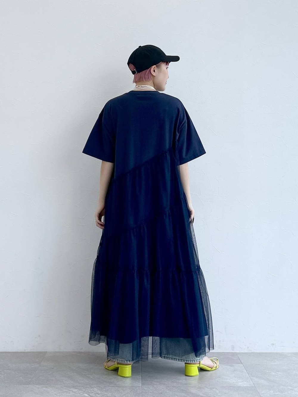 ブルー系のデニムパンツ、ブルー系のワンピースを着用したレディースの春コーディネートの6枚目の写真