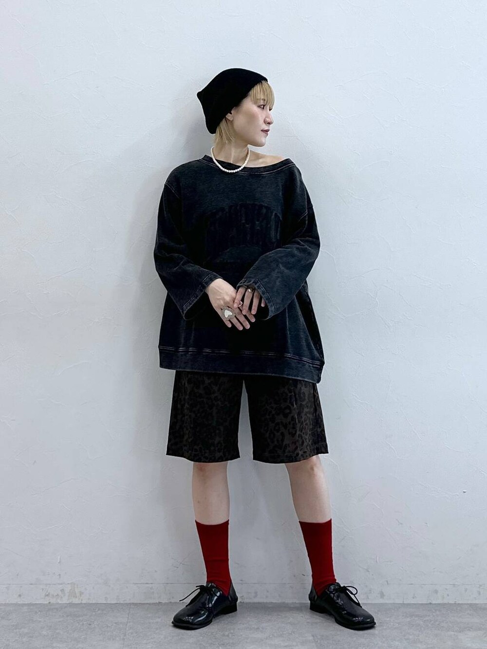 ブラック系のスウェット、グレー系のスラックス、ブラック系のニットキャップ/ビーニーを着用したレディースの秋コーディネートの2枚目の写真