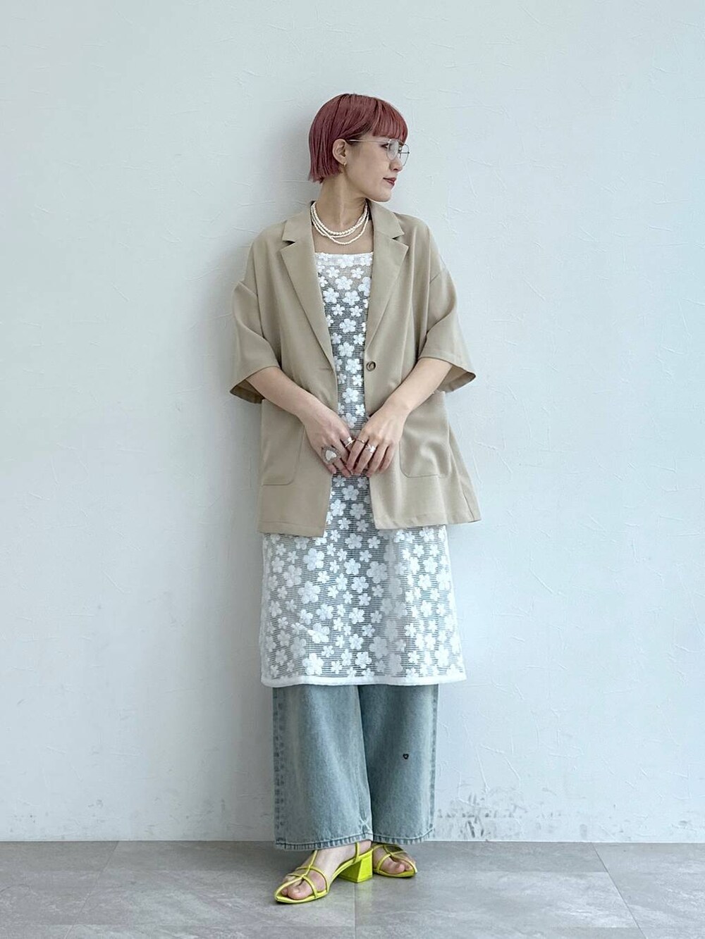 「RAGEBLUEの＜セットアップ対応＞3size展開/フラワー刺繍ダメージワイドデニム（デニムパンツ、ブルー系）」を使った、たけおさん（レディース・157cm）の春コーディネートの3枚目の写真