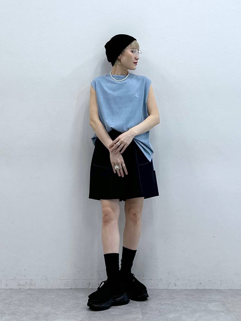 ブルー系のスラックス、ブラック系のサンダル、ブルー系のTシャツ/カットソーを着用したレディースの夏コーディネートの3枚目の写真