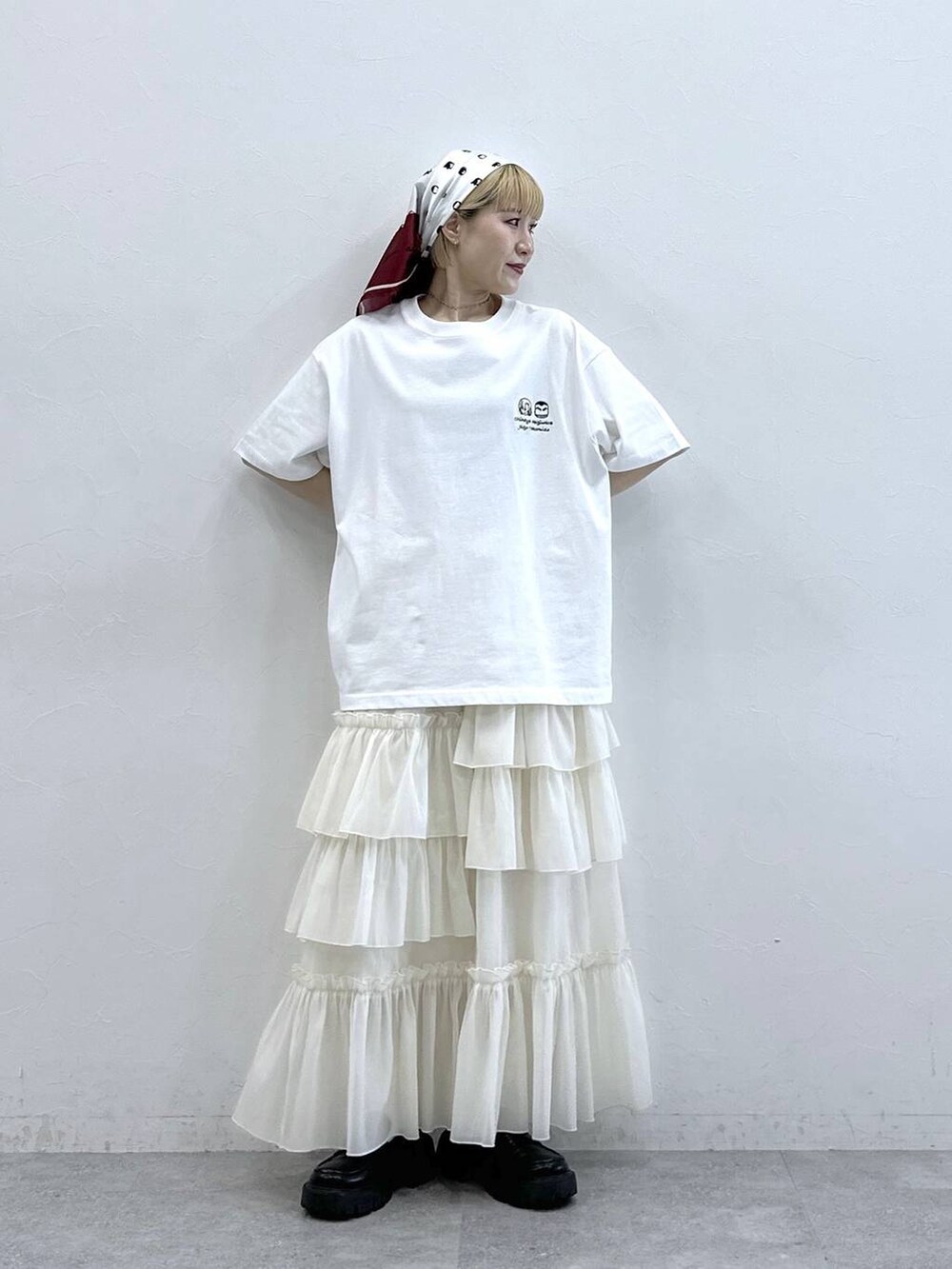 ブラック系のローファー、ホワイト系のTシャツ/カットソー、ホワイト系のスカートを着用したレディースの春コーディネートの3枚目の写真
