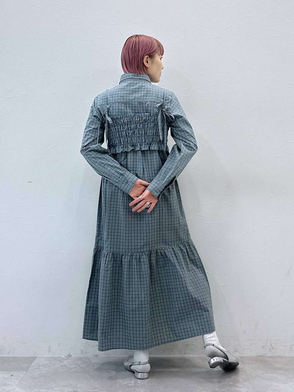 ブルー系のシャツワンピースを着用したレディースの冬コーディネートの5枚目の写真