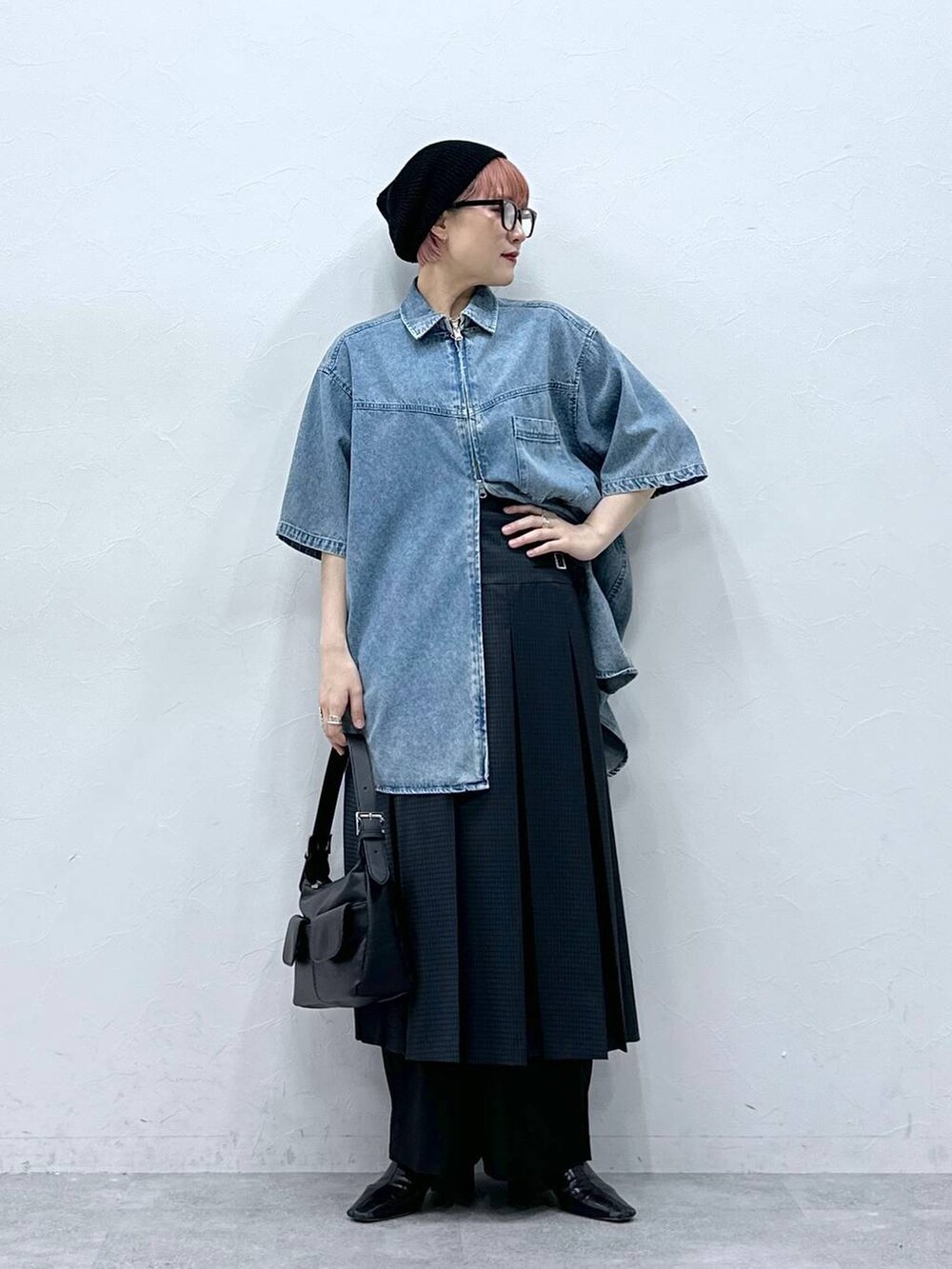 ブラック系のスラックス、ブルー系のシャツ/ブラウス、グレー系のスカートを着用したレディースの春コーディネートの3枚目の写真