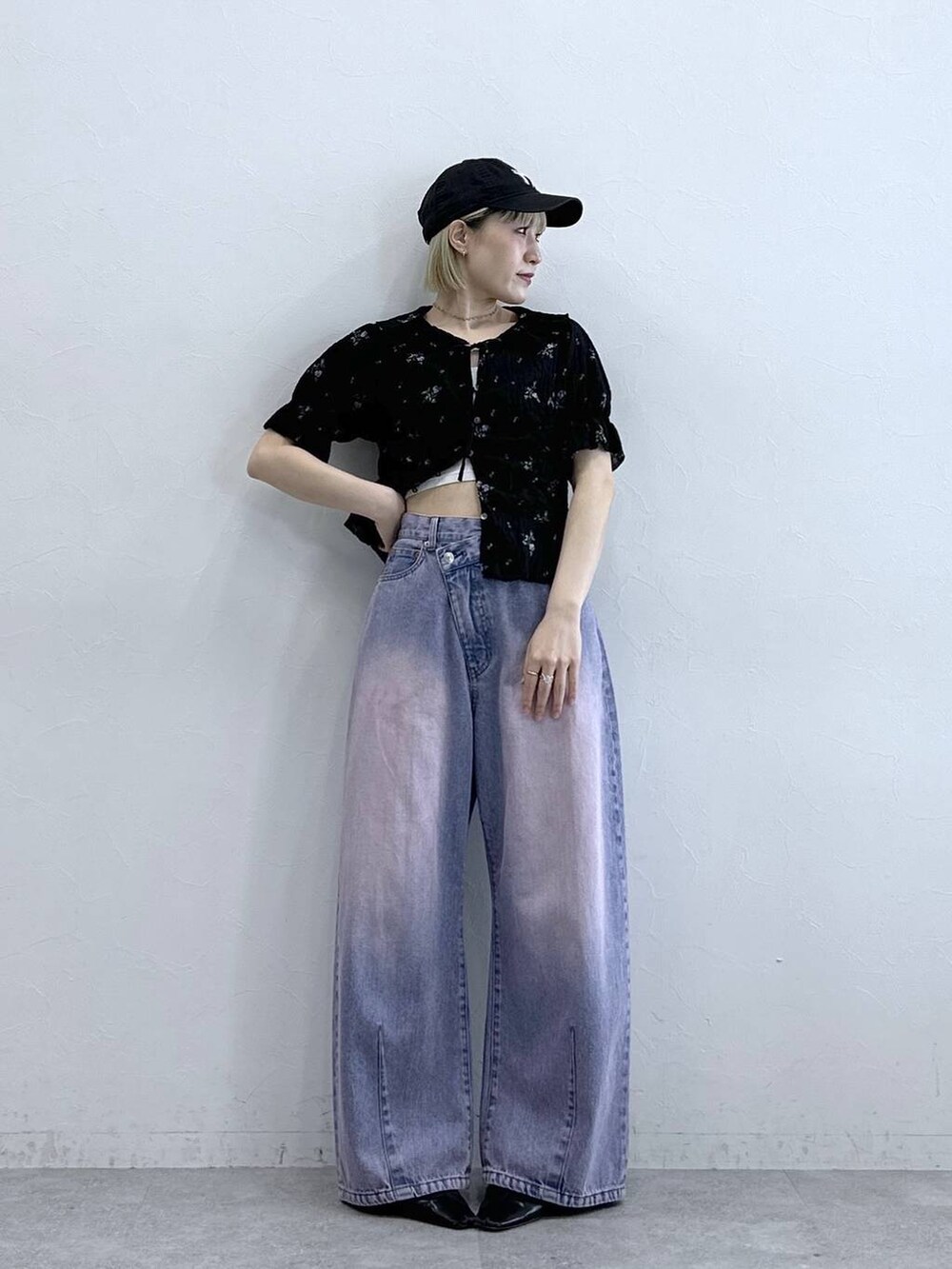 ピンク系のデニムパンツ、ホワイト系のブラジャーを着用したレディースの夏コーディネートの2枚目の写真