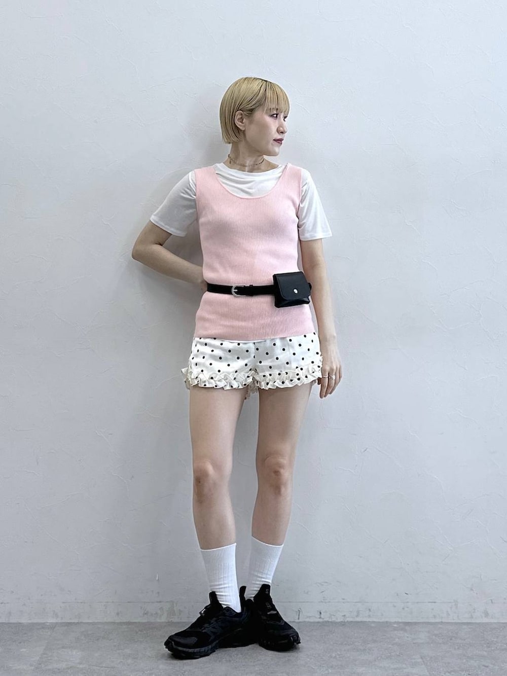 ホワイト系のその他パンツ、ピンク系のタンクトップ、ホワイト系のTシャツ/カットソーを着用したレディースの春コーディネートの2枚目の写真