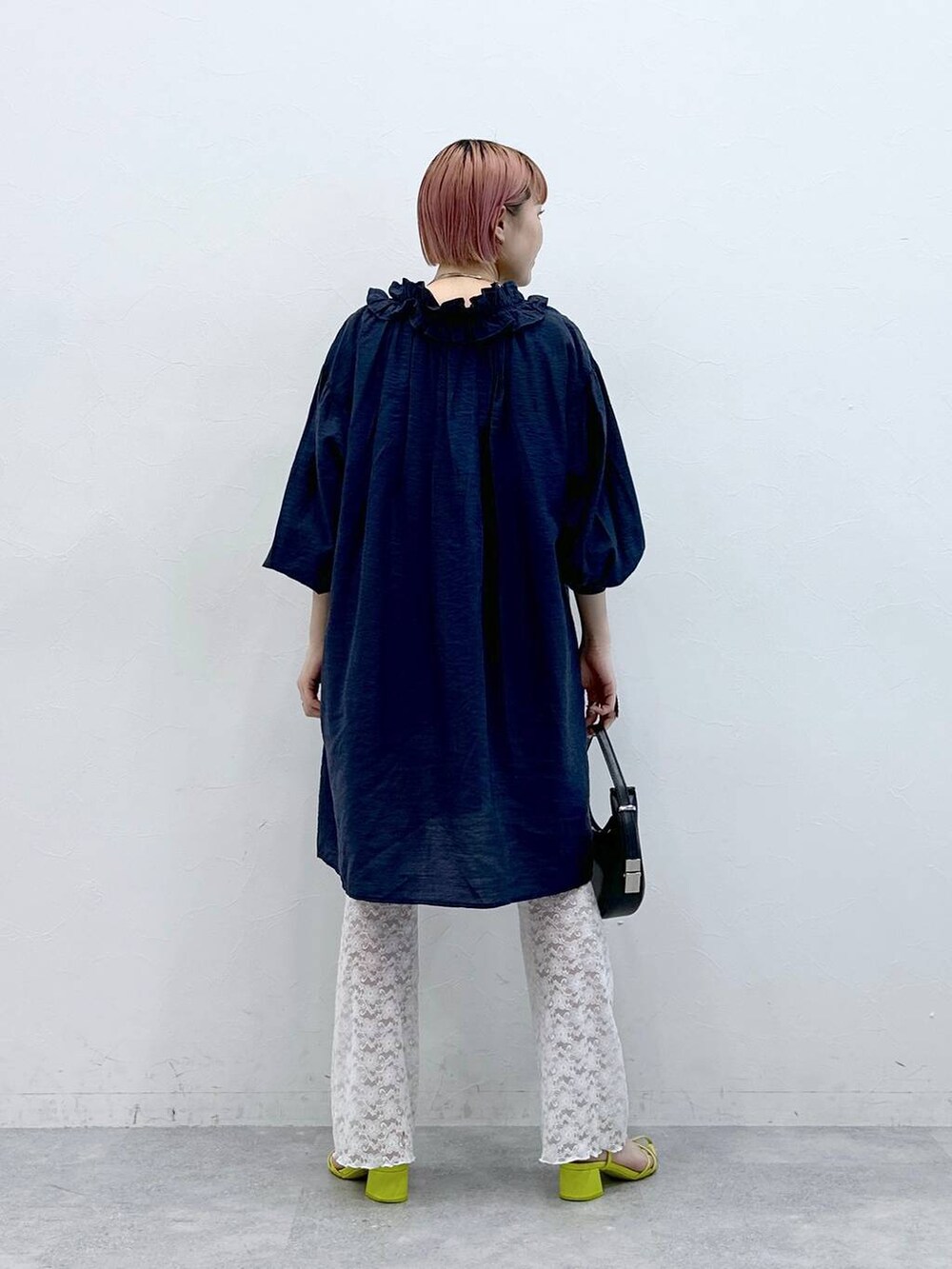 ブルー系のワンピースを着用したレディースの春コーディネートの5枚目の写真