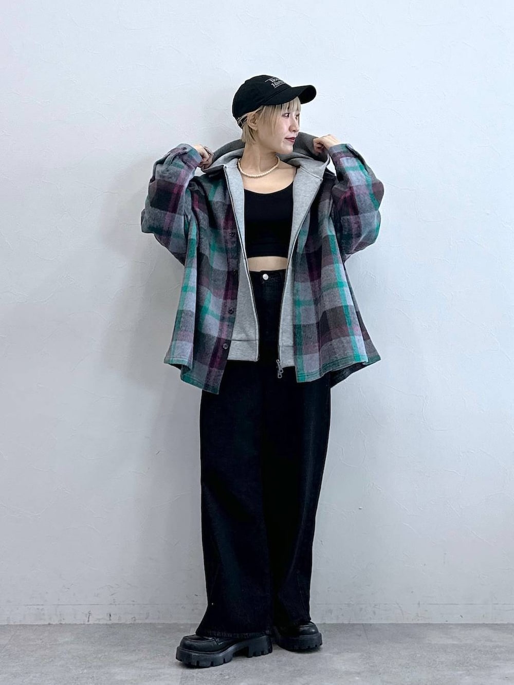 ブラック系のデニムパンツ、ブラック系のローファー、グレー系のシャツ/ブラウスを着用したレディースの秋コーディネートの4枚目の写真