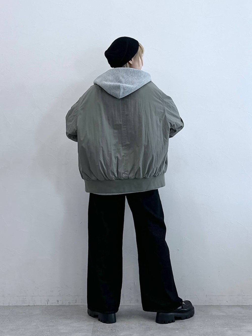 ブラック系のデニムパンツ、その他のローファー、グリーン系のブルゾンを着用したレディースの秋コーディネートの5枚目の写真