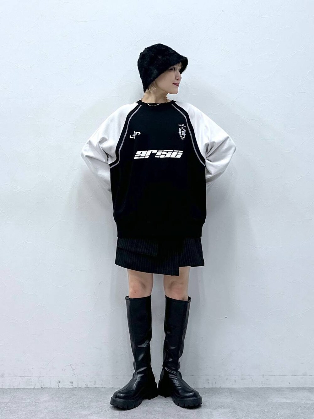 ブラック系のブーツ、ブラック系のスカート、ブラック系のスウェットを着用したレディースの秋コーディネートの2枚目の写真