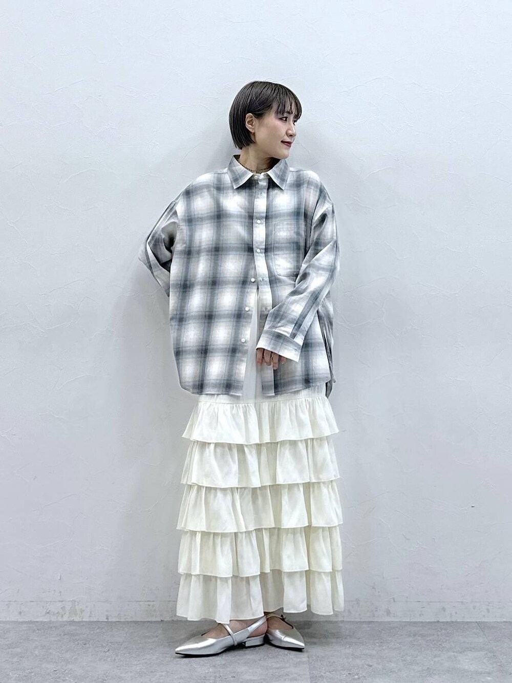 シルバー系のパンプス、ブルー系のシャツ/ブラウス、ホワイト系のスカートを着用したレディースの春コーディネートの4枚目の写真