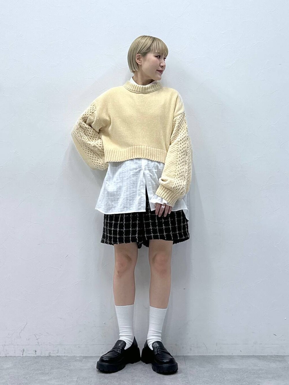 ホワイト系のニット/セーター、ホワイト系のシャツ/ブラウス、ブラウン系のその他パンツを着用したレディースの冬コーディネートの5枚目の写真