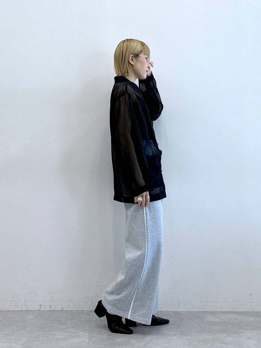 グレー系のスウェットパンツ、ブラック系のシャツ/ブラウスを着用したレディースの夏コーディネートの4枚目の写真