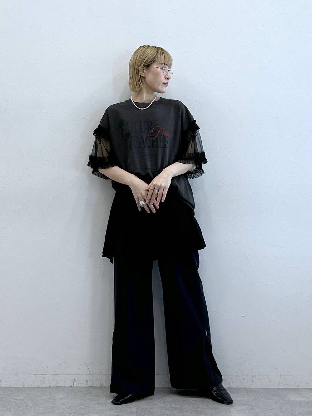 グレー系のTシャツ/カットソー、その他のスラックス、ブラック系のスカートを着用したレディースの夏コーディネートの3枚目の写真