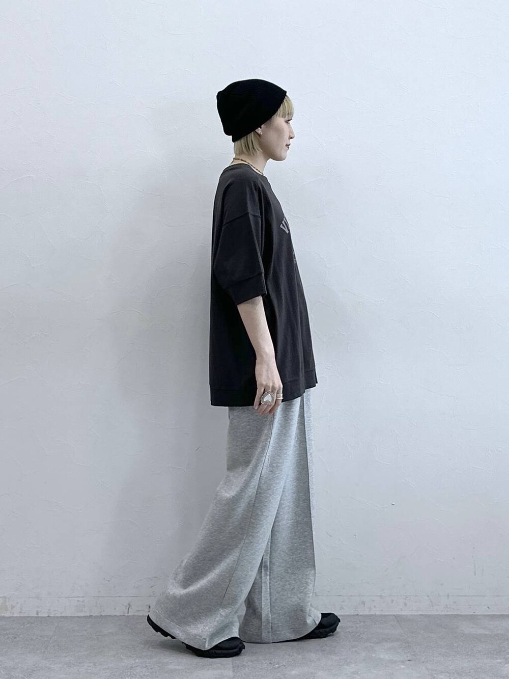 ブラック系のTシャツ/カットソー、グレー系のスウェットパンツ、ブラック系のニットキャップ/ビーニーを着用したレディースの夏コーディネートの4枚目の写真