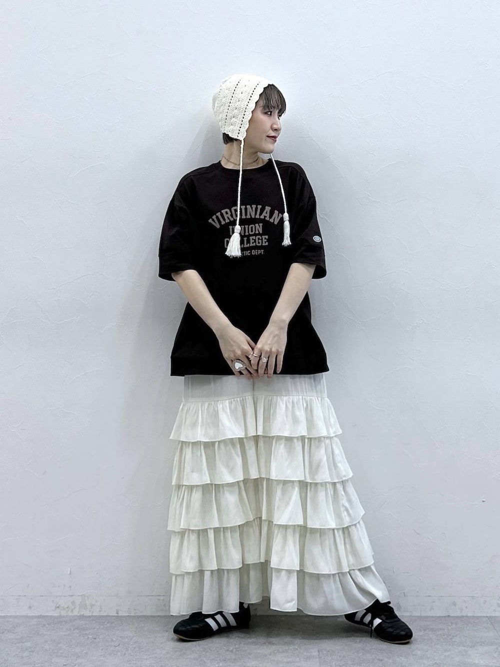 ブラウン系のTシャツ/カットソー、ホワイト系のスカート、ホワイト系のニットキャップ/ビーニーを着用したレディースの春コーディネートの4枚目の写真