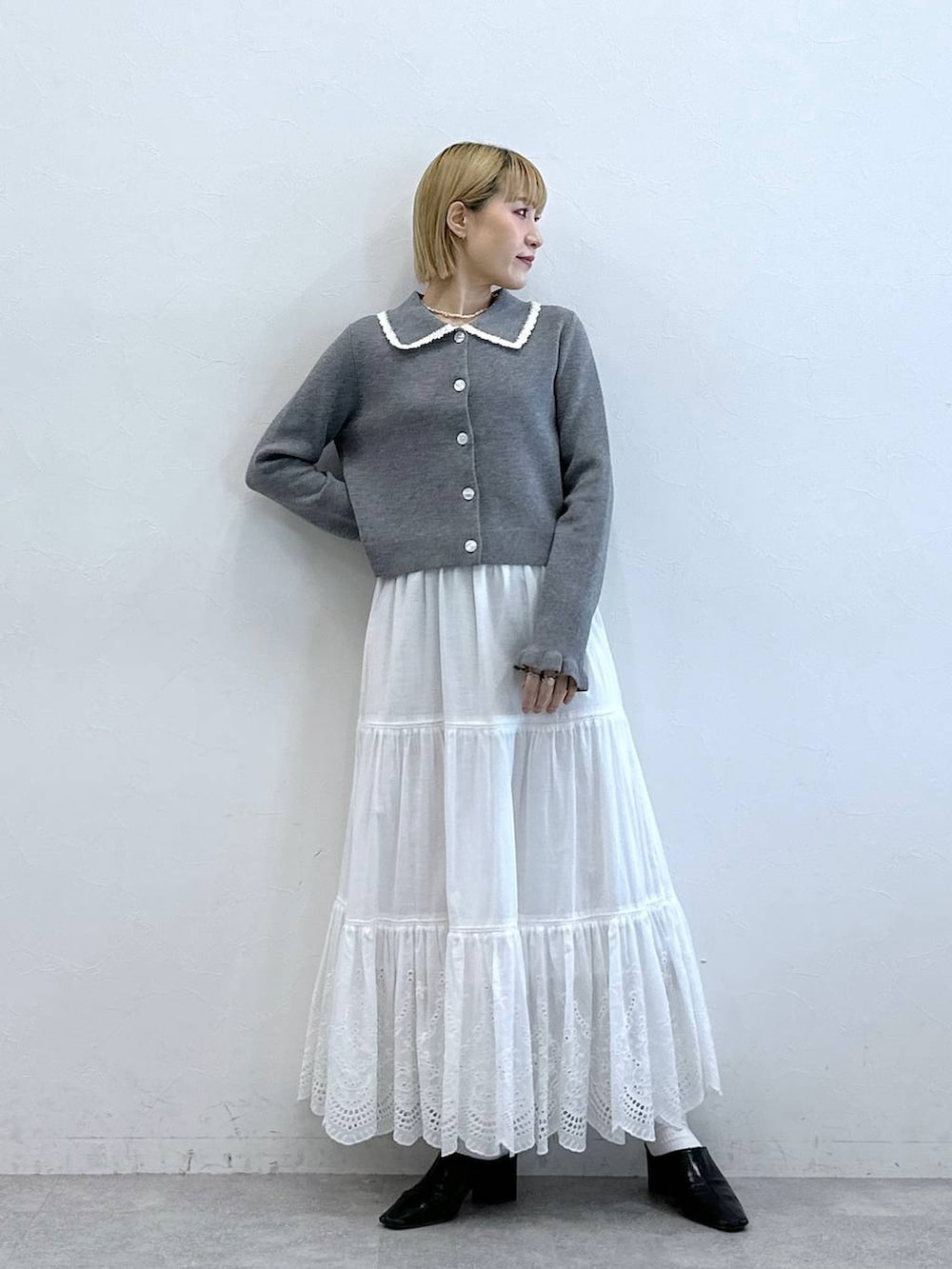 「RAGEBLUEのクロシェカラーショートニットカーディガン（ニット/セーター、グレー系）」を使った、たけおさん（レディース・157cm）の夏コーディネートの2枚目の写真