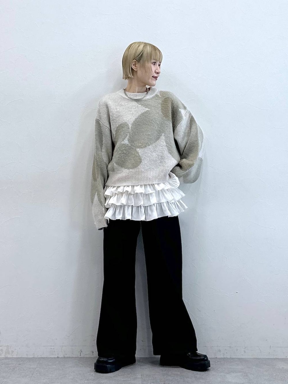 ブラック系のデニムパンツ、その他のローファー、ホワイト系のニット/セーターを着用したレディースの秋コーディネートの2枚目の写真