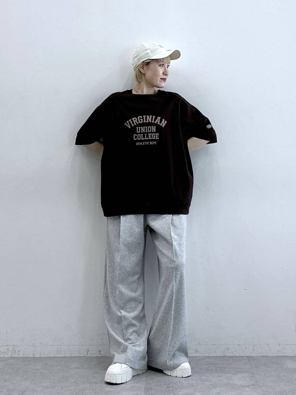 ブラウン系のTシャツ/カットソー、グレー系のスウェットパンツ、ホワイト系のキャップを着用したレディースの春コーディネートの3枚目の写真
