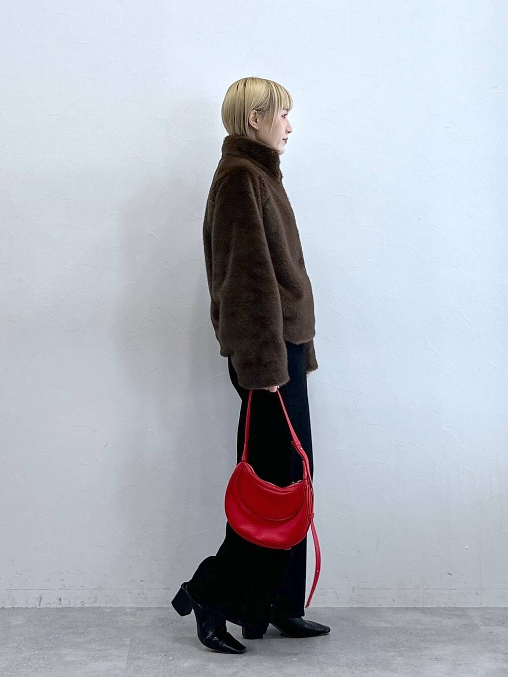 ブラック系のテーラードジャケット、ブラウン系のブルゾンを着用したレディースの秋コーディネートの5枚目の写真