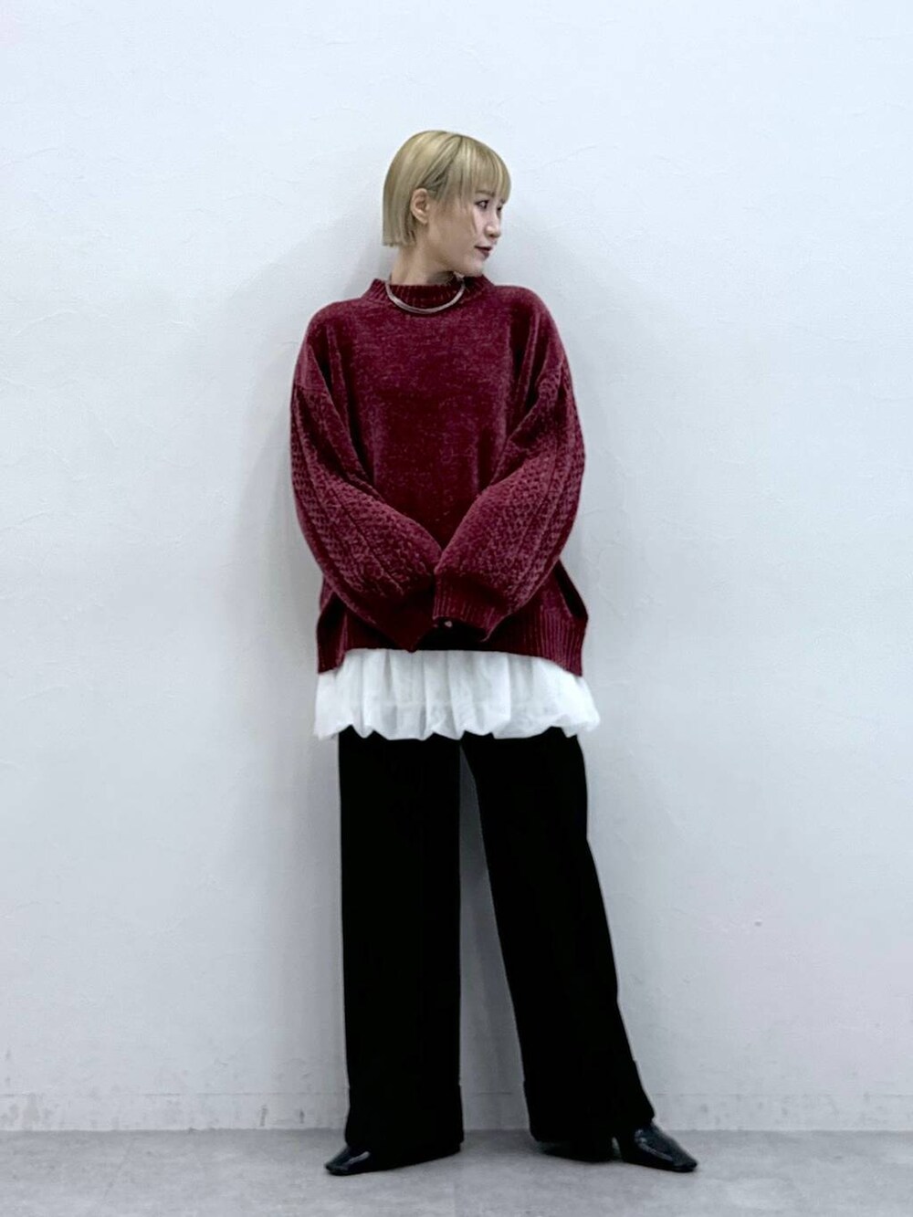 レッド系のTシャツ/カットソー、ホワイト系のスカート、ブラウン系のスラックスを着用したレディースの秋コーディネートの3枚目の写真